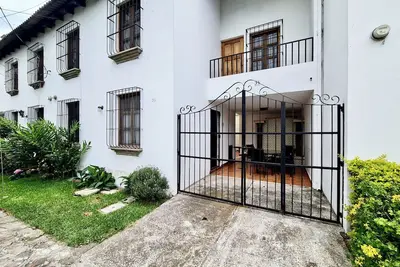 Image de Charmante casita avec piscine dans une communauté sûre, accessible à pied à tout!