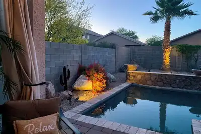 Image de Éleveur confortable de 3 chambres + den avec piscine chauffée à Johnson Ranch
