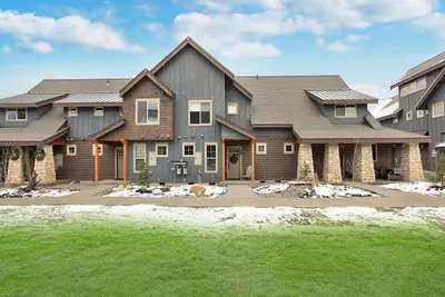 Image de Vues sur la montagne! Nouvelle maison en face du centre de natation et de remise en forme.