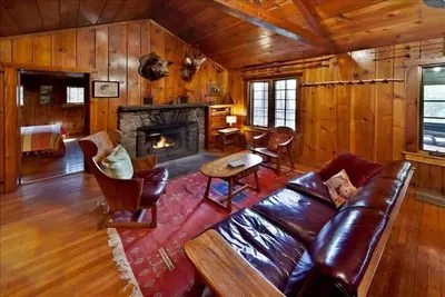 Image de Creekside Knotty Pine 1930 Lodge sur 575 Acre Forest Preserve