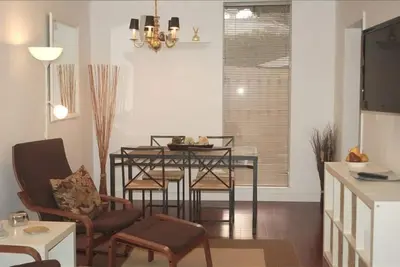 Image de Suite Cottage Quartier Historique avec un décor frais et jeune.