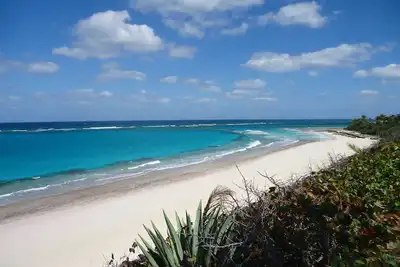 Image de Oceanfront Glass House sur Private plage déserte de sable rose