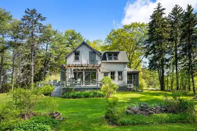 Image de Waterfront Summer Home avec Sea Breezes, couchers de soleil, et piscine sur les rochers