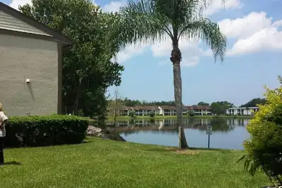 Image de famille, communauté fermée, deux piscines, lac à l'extérieur de la porte arrière.