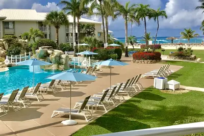Image de Oceanview / Poolside Condo sur Seven Mile Beach
