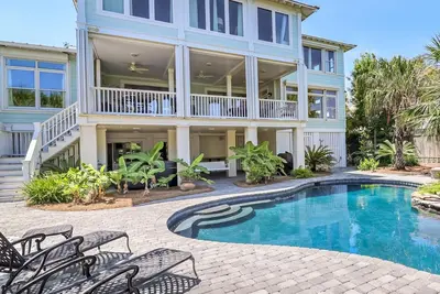Image de Vues incroyables de cette maison de plage privée en bord de mer avec piscine chauffée et bain à remous