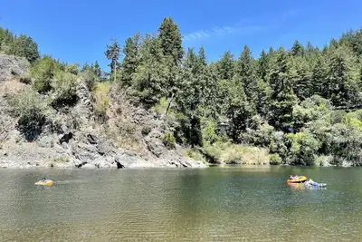 Image de River Haven! Famille, escapade vintage-moderne à droite sur la rivière russe