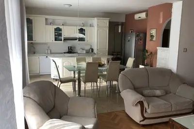 Image de Appartement de deux chambres avec la terrasse et la vue sur le mer Duce, Omis (A-2778-c)