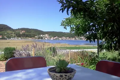 Image de Appartement de deux chambres avec le balcon et la vue sur le mer Supetarska Draga - Gornja, Rab (A-15453-c)