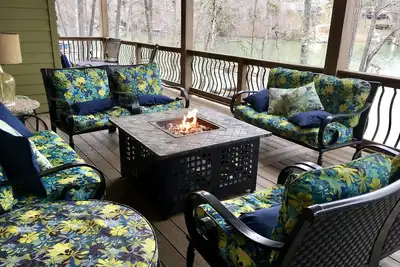 Image de 8br / 7. 5Bath 2 Story Dock, 2 Kit, 5 Suites, Fire pit, Lakefront, 2 Ice Machines