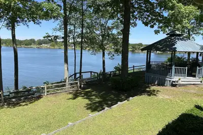 Image de Maison au bord du lac sur le lac Tuscaloosa- récemment rénovée!