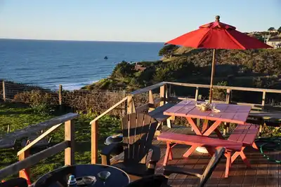 Image de Driftwood Bungalow Côte de Mendocino Ocean Front, chemin privé à la plage Hot Tub