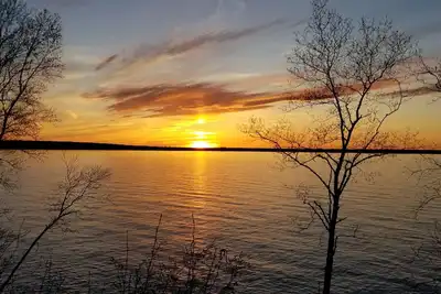 Image de Maison au bord de l'eau au bord de la falaise de la rive sud du lac Supérieur, Sky Fire vous attend.