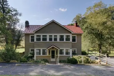 Image de Cottage de charme dans le village de Warm Springs avec Warm Thermal Thermal