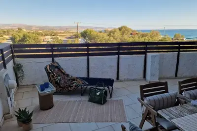 Image de La maisonnette de bord de mer chic et vintage est située à seulement quelques mètres de la plage.