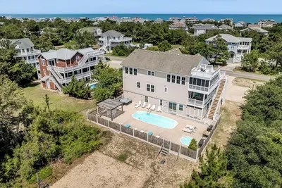 Image de Brise d'été | 300 m de la plage | Piscine privée, bain à remous