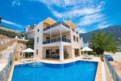 Villa Abriana - grande, Ortaalan, grande piscine et bain à remous chauffé!