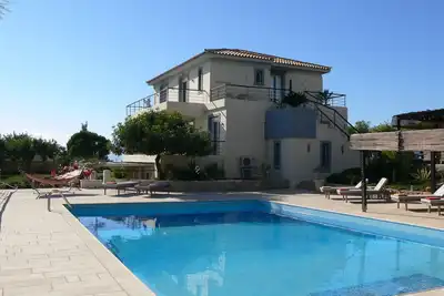 Image de AlphaVilla = belles finitions et des grands appartements très luxueux. Welcome!