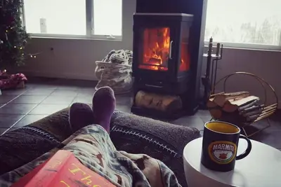 Image de Tranquille, retraite moderne avec vue sur la montagne lointaine, sauna, poêle à bois