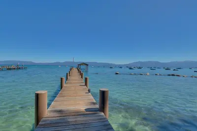 Image de Rubicon Bay Lake Front - 5 chambres avec ponton privé, bouée et plage de sable