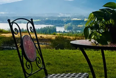 Image de Goûtez la vue: une vue de rêve sur les montagnes et le lac