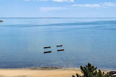 Image de Indian Neck 5bd Waterfront Home - Escaliers menant à la plage de Bay, magnifique coucher de soleil et vues sur l'eau