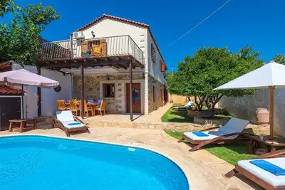 Image de A, Accueillant villa traditionnelle de 3 chambres avec une piscine privée