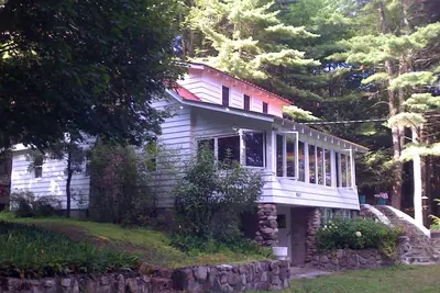 Image de Maison 4 saisons: Romance et tranquillité de la grande escapade au lac Sacandaga!
