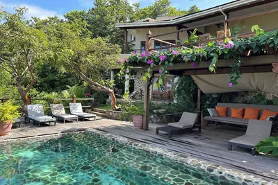 Image de Cassava sur Bequia. Une vue imprenable sur la mer dans un luxe décontracté avec des marches à la plage de sable