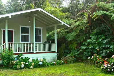 Image de Charme Kaloko Mountain Cottage avec bain à remous - privé, isolé et confortable! !