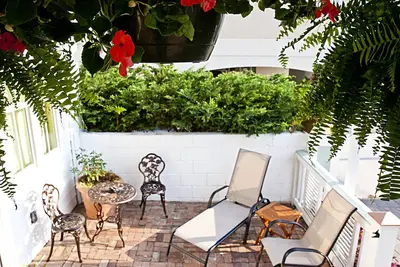 Image de Unité Jardin Belle 1 Chambre. À quelques pas de la plage. Pas de frais cachés