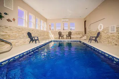 Poolside Cinema Lodge: Piscine intérieure, Vues! Salle de jeux et de théâtre! Spa, luxe, près des attractions!