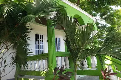 Image de Rosea's sweet spot avec une vue océanique