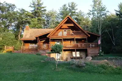 Image de Accueil Montagne Avec Sunset View, Open Space, Woods, Creek.