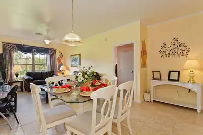 Image de Ressentez la magie! ! 4 miles à Disney de cet appartement au rez-de-chaussée!