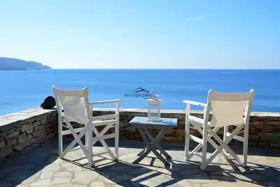 Fantastique maison au bord de l'eau dans la région de Koundouros