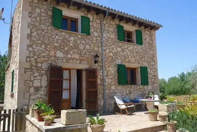 Image de Maison de campagne avec piscine, wifi, idéale pour les familles.