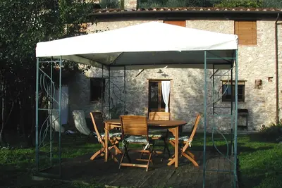 Image de Chiara Rustique, inséré dans les vertes collines de Camaiore
