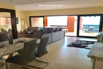 Image de Incroyable penthouse moderne de 3 chambres avec une vue imprenable sur la mer, grande terrasse
