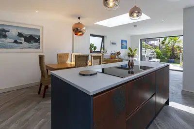 Image de Maison familiale spacieuse avec portes pliantes donnant sur un jardin calme orienté plein sud