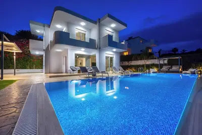 Image de Villa avec vue sur la colline et la mer