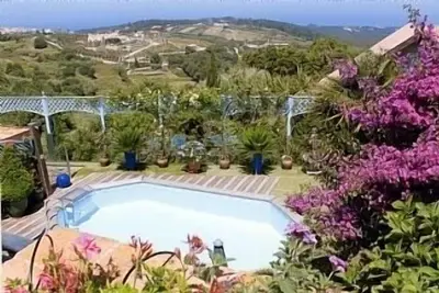 Image de Villa avec jardin privé et piscine et vue imprenable sur la vallée de la mer