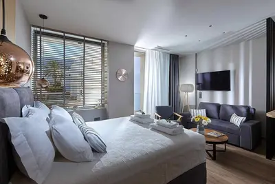 Image de Nouveau Appartement en bord de mer, familial, calme, piscine à débordement près de la mer.