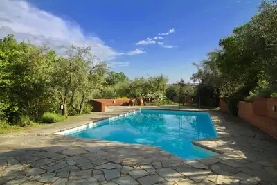 Image de villa avec piscine à la campagne près du centre historique