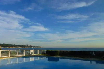 Image de Face à la mer - Accès plage direct, piscine, clim, Wi-Fi, parking