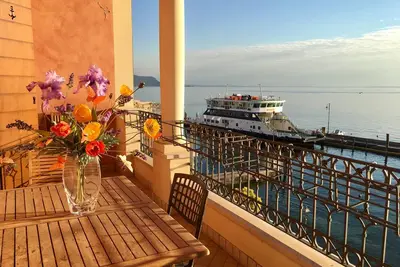 Image de Appartement de luxe avec piscine et vue imprenable sur le lac.