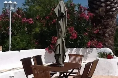 Image de Incroyablement ferme restaurée avec piscine privée, vue panoramique et grand jardin