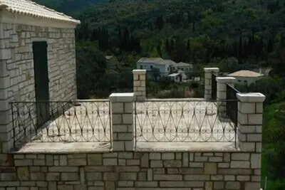 Image de villa traditionnelle en pierre dans 'Loutses' avec une belle vue panoramique
