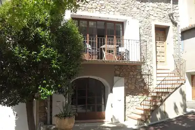 Image de Cottage en pierre avec terrasse sur le toit près des montagnes et des plages.