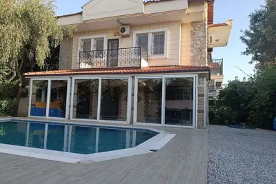 Pour toute la famille 10 minutes de la plage. Piscine privée.